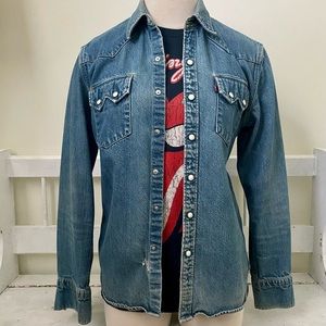 Levis “Sawtooth” snap button denim western shirt.